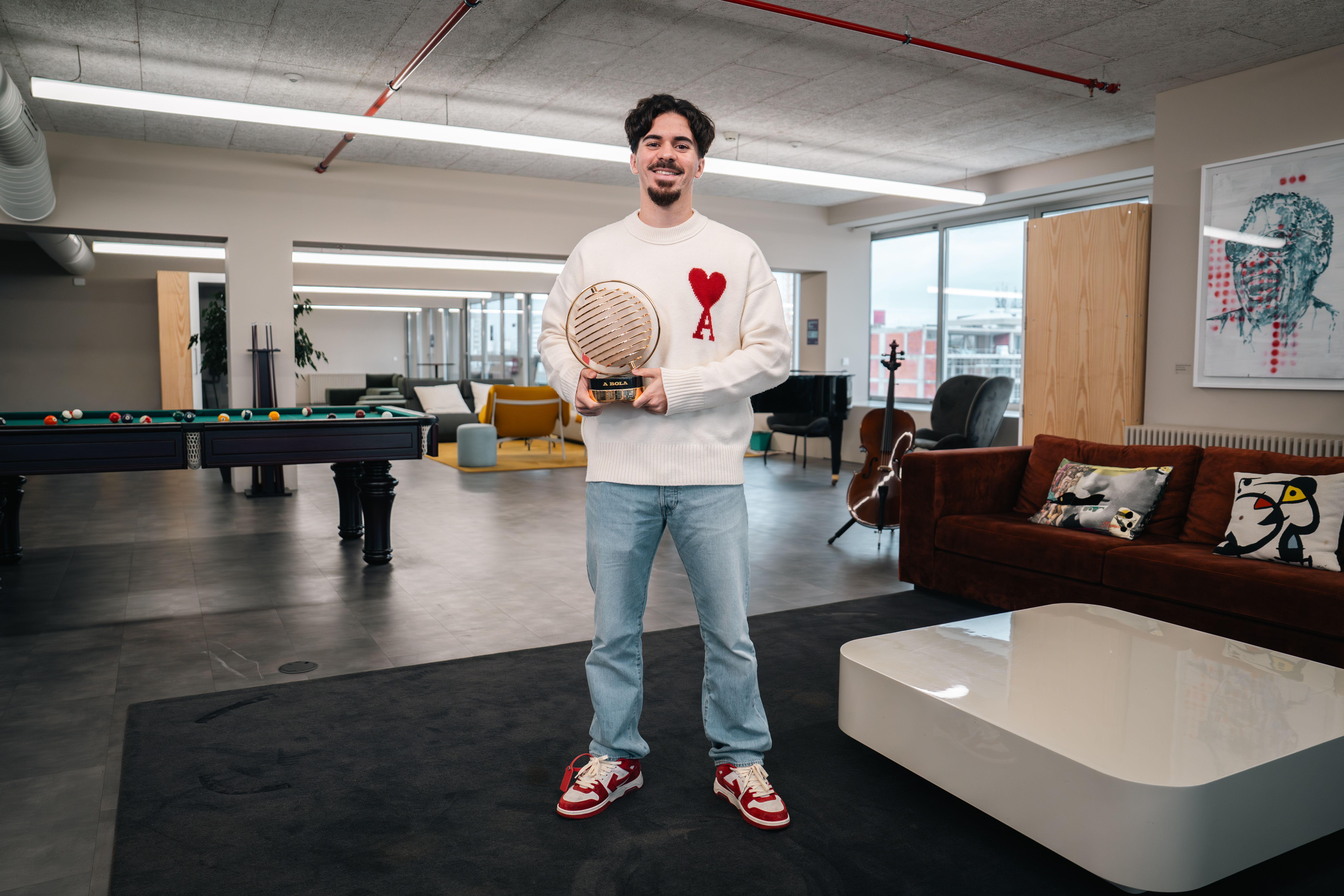 Vitinha, Figura do Ano de A BOLA, com o respetivo troféu - Foto: André Carvalho