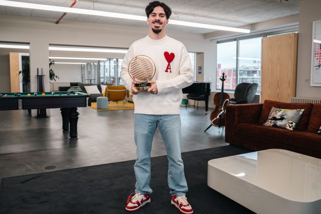 Vitinha, Figura do Ano de A BOLA, com o respetivo troféu - Foto: André Carvalho