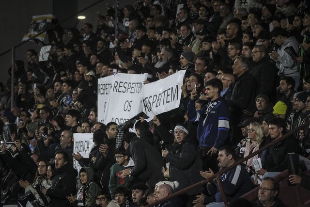 O protesto dos adeptos do Caldas, ontem à noite, em Torres Vedras - Foto: Carlos Barroso/LUSA