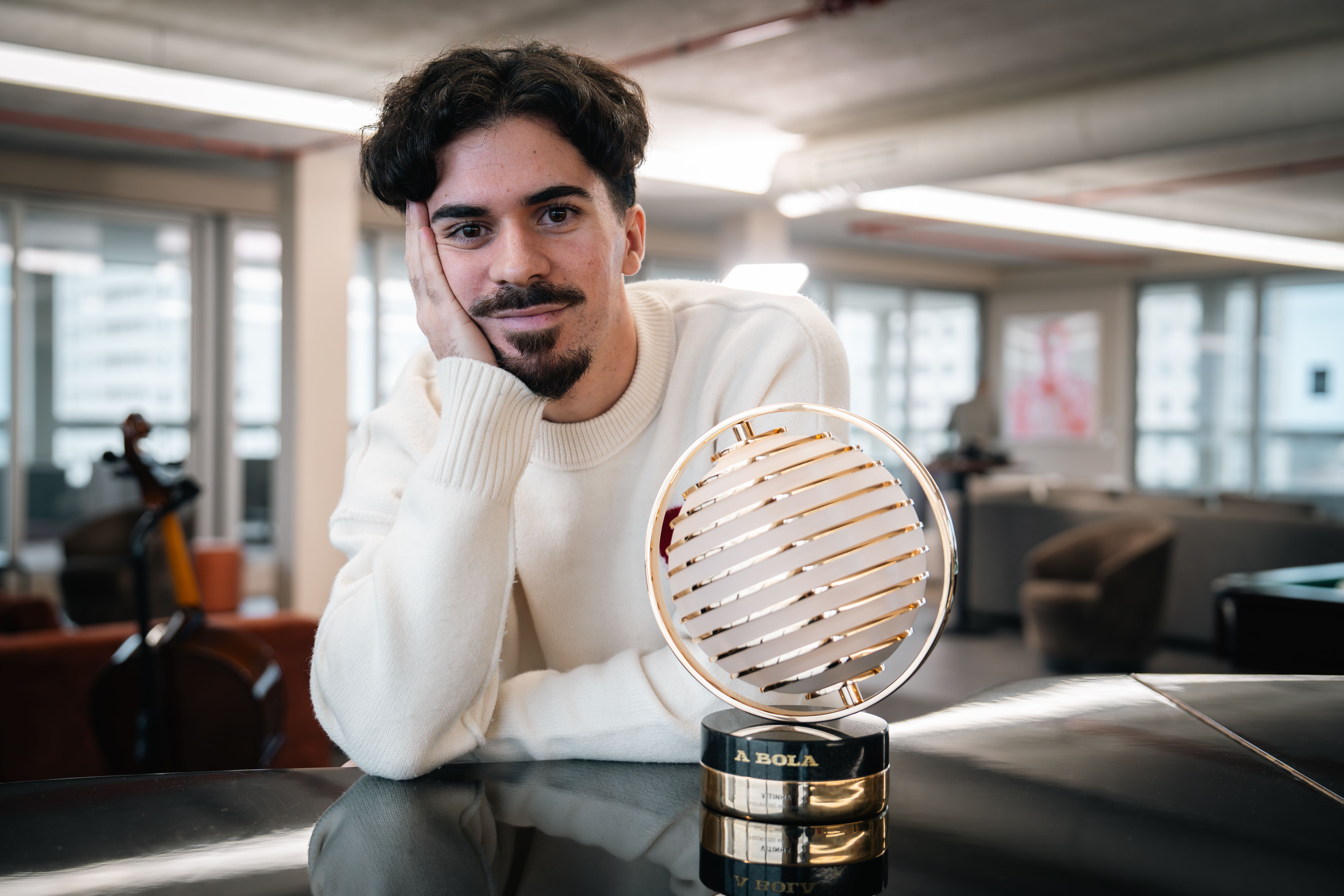 Vitinha com o prémio de Figura do Ano de A BOLA - Foto: André Carvalho