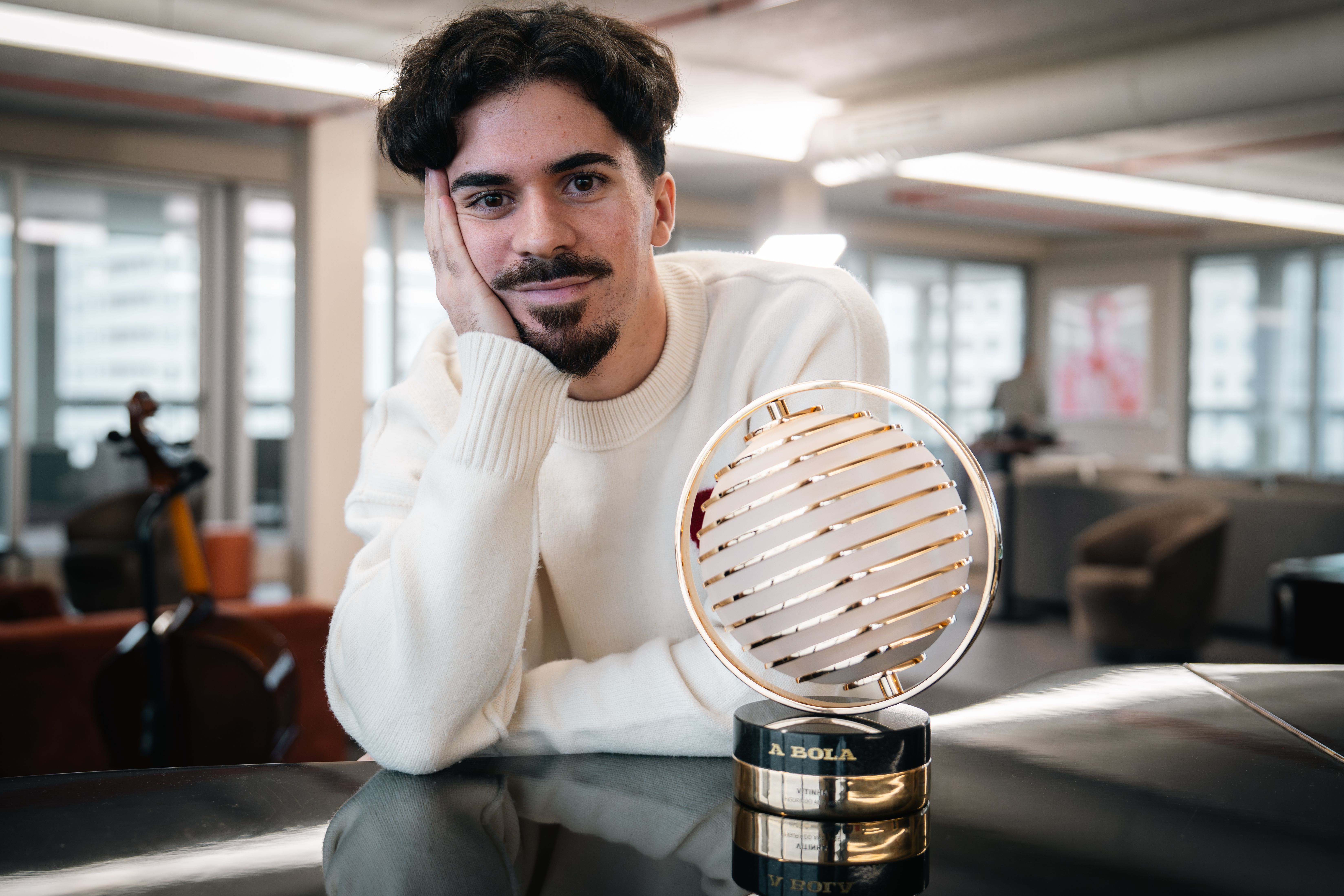 Vitinha com o prémio de Figura do Ano de A BOLA - Foto: André Carvalho