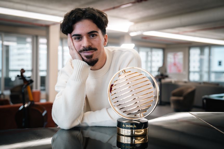 Vitinha com o prémio de Figura do Ano de A BOLA - Foto: André Carvalho