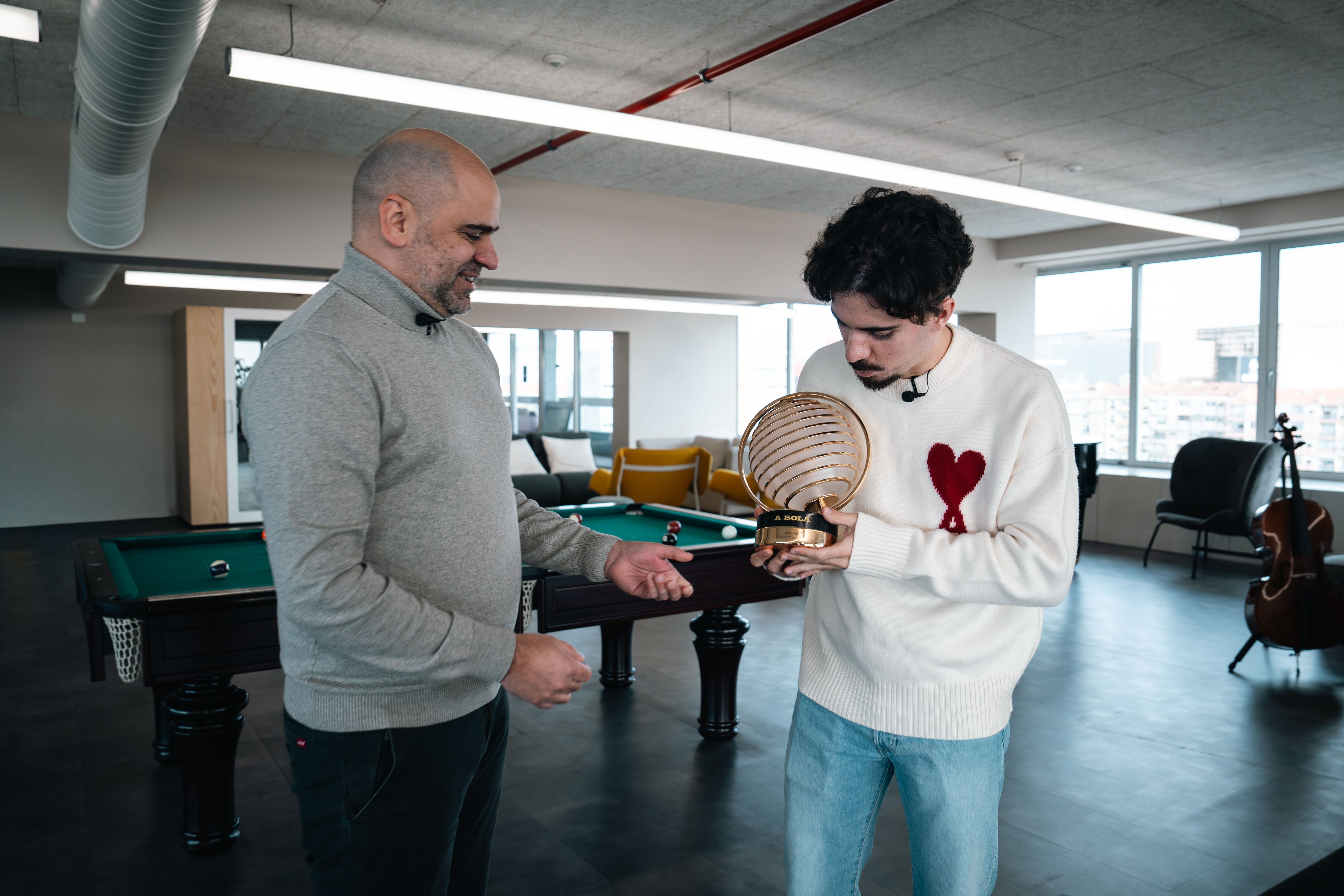 Luís Pedro Ferreira, diretor de A BOLA, entrega o prémio Figura do Ano a Vitinha - Foto: André Carvalho