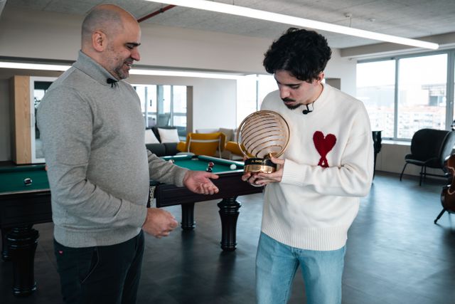 Luís Pedro Ferreira, diretor de A BOLA, entrega o prémio Figura do Ano a Vitinha - Foto: André Carvalho