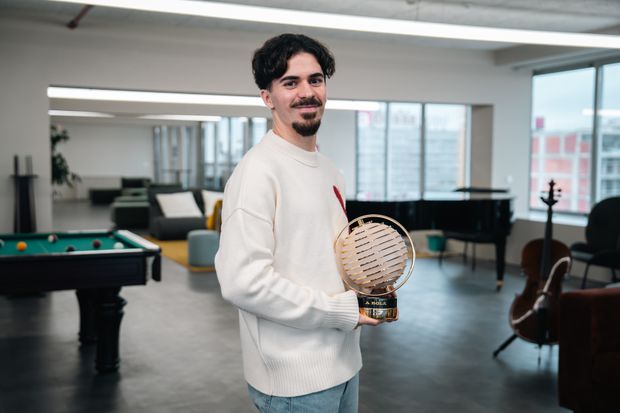 Vitinha, Figura do Ano de A BOLA, com o respetivo troféu - Foto: André Carvalho