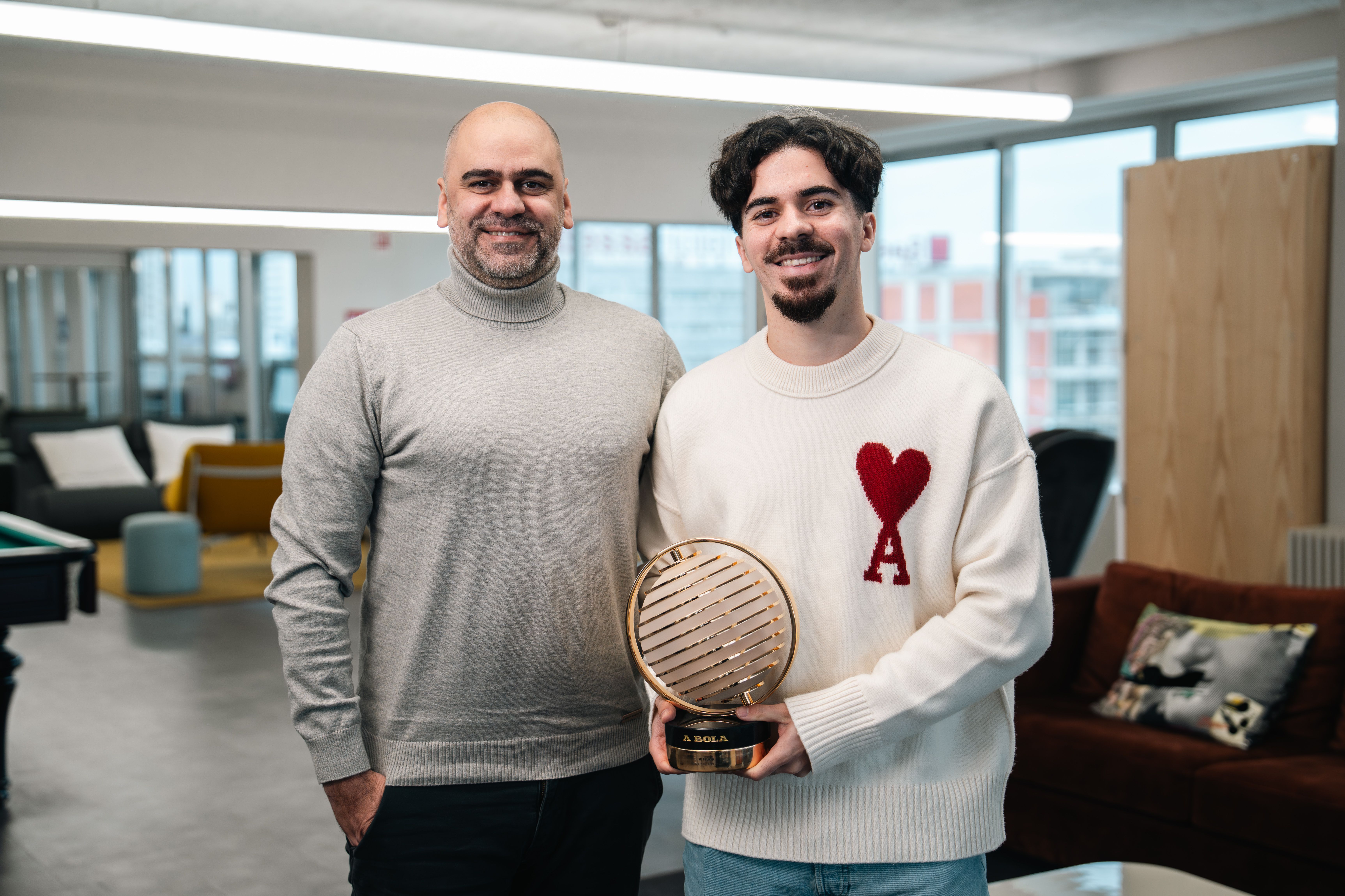 Vitinha com Luís Pedro Ferreira, diretor de A BOLA - Foto: André Carvalho