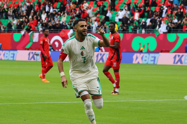 Mahrez, antigo jogador do Man. City, bisou na partida