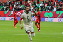 Mahrez, antigo jogador do Man. City, bisou na partida