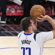 VÍDEO: Doncic 'pega-se' com adepto em nova derrota dos Mavericks