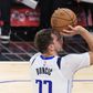 VÍDEO: Doncic 'pega-se' com adepto em nova derrota dos Mavericks