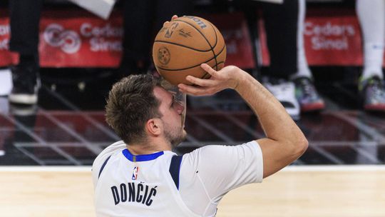 VÍDEO: Doncic 'pega-se' com adepto em nova derrota dos Mavericks