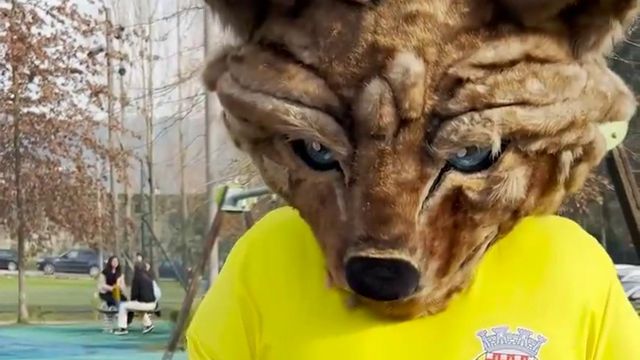 Mascote do Arouca andou na vila a distribuir bilhetes para o próximo jogo da equipa