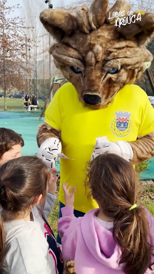 Mascote do Arouca andou na vila a distribuir bilhetes para o próximo jogo da equipa