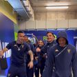 A festa dos jogadores do Estoril à saída do estádio