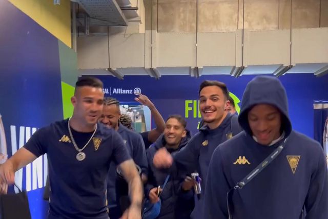 A festa dos jogadores do Estoril à saída do estádio
