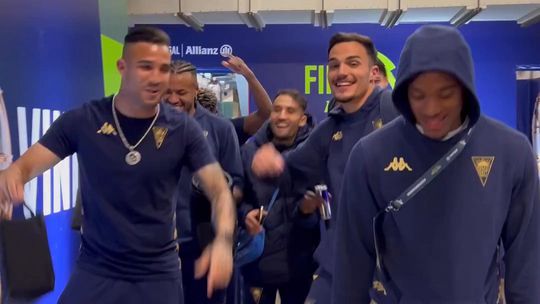 A festa dos jogadores do Estoril à saída do estádio