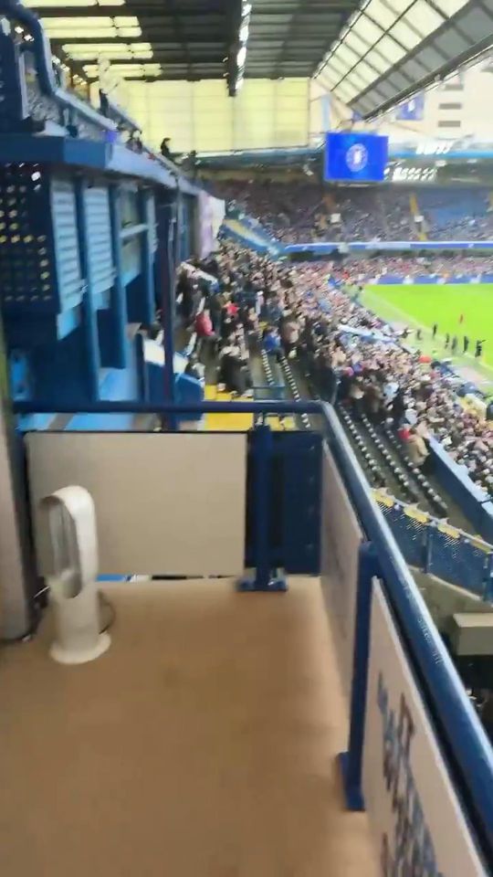 Sim, alguém vai assistir numa cama a um dérbi em Stamford Bridge