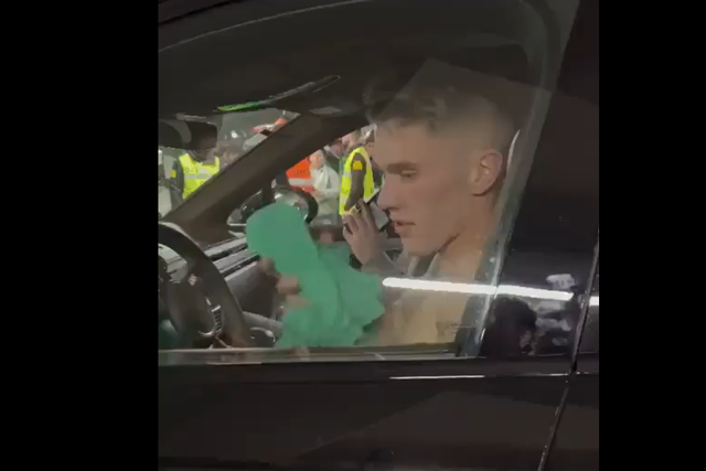 Gyokeres fica em tronco nu para dar camisola a criança