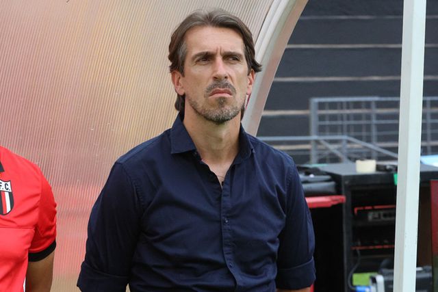 Botafogo SP de Paulo Gomes continua sem ganhar