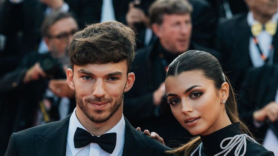 Pierre Gasly e Francisca Cerqueira Gomes apanhados na praia em Portugal