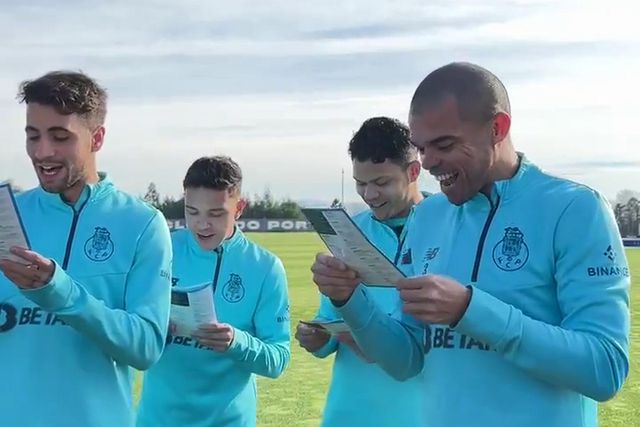 Vídeo: plantel do FC Porto canta as Janeiras antes do treino