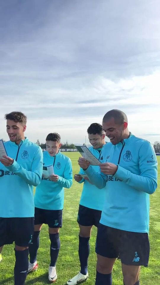 Vídeo: plantel do FC Porto canta as Janeiras antes do treino