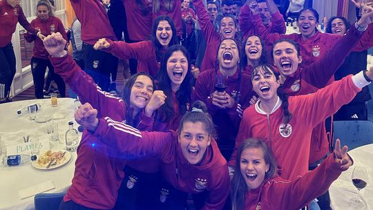 FOTOS: a festa das jogadoras do Benfica após apuramento histórico