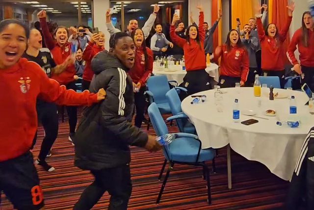 Saltos e uma alegria imensa: a festa do Benfica pelo apuramento começou no hotel