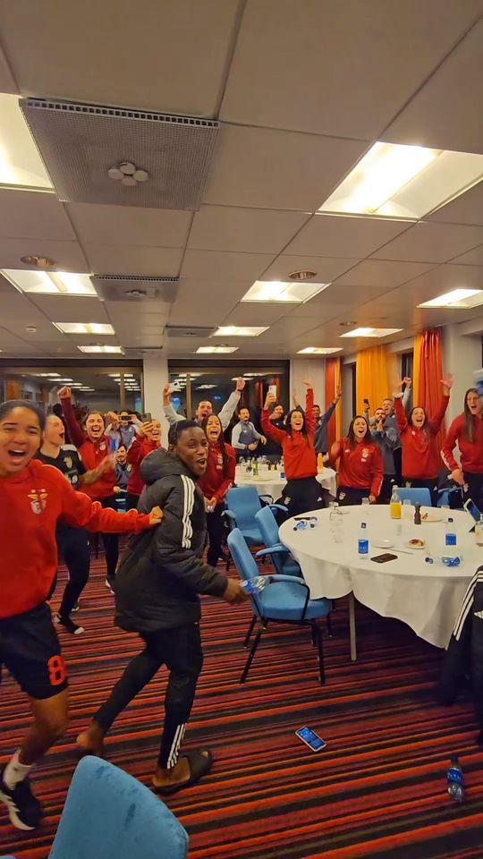 Saltos e uma alegria imensa: a festa do Benfica pelo apuramento começou no hotel