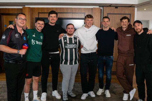 Luke Littler jogou dardos com Maguire e Eriksen… e não desiludiu (vídeo)