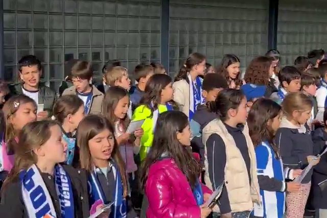 Alunos do Colégio Júlio Dinis cantam as Janeiras no Olival