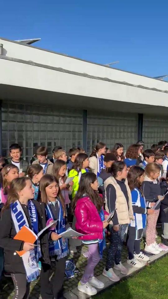 Alunos do Colégio Júlio Dinis cantam as Janeiras no Olival