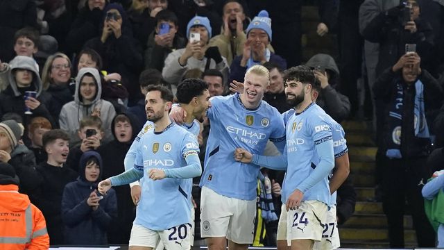 jogadores Manchester City celebram golo frente ao Chelsea