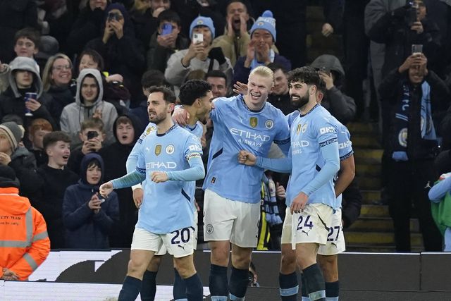 jogadores Manchester City celebram golo frente ao Chelsea