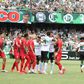 Jogadores do Coritiba e do Athletico Paranaese trocam palavras durante dérbi intenso