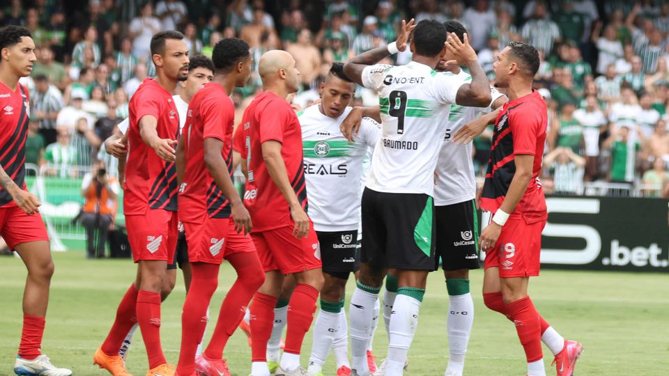 Jogadores do Coritiba e do Athletico Paranaese trocam palavras durante dérbi intenso