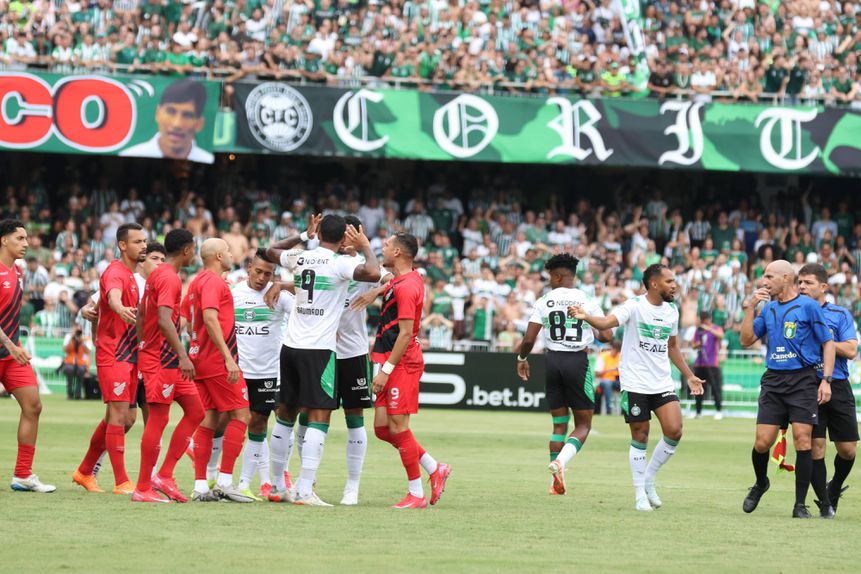 Jogadores do Coritiba e do Athletico Paranaese trocam palavras durante dérbi intenso