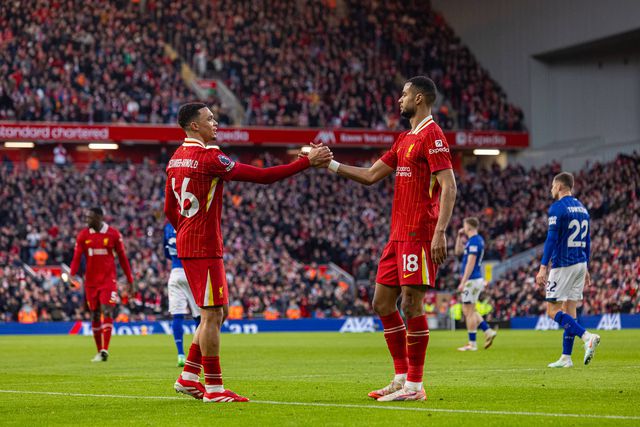 Cumprimento especial entre Trent e Gakpo (IMAGO)