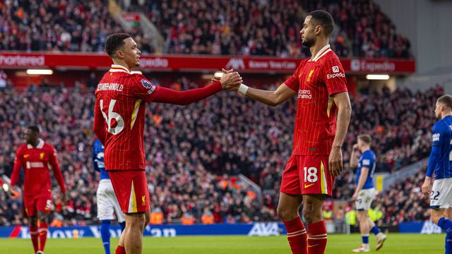 Cumprimento especial entre Trent e Gakpo (IMAGO)