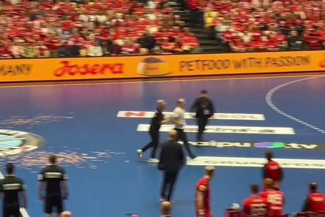 Invasor interrompe jogo no Mundial... e treinador resolve situação à força