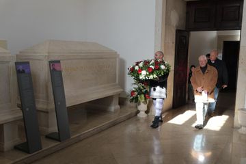 Benfica: João Diogo Manteigas homenageia Eusébio no Panteão