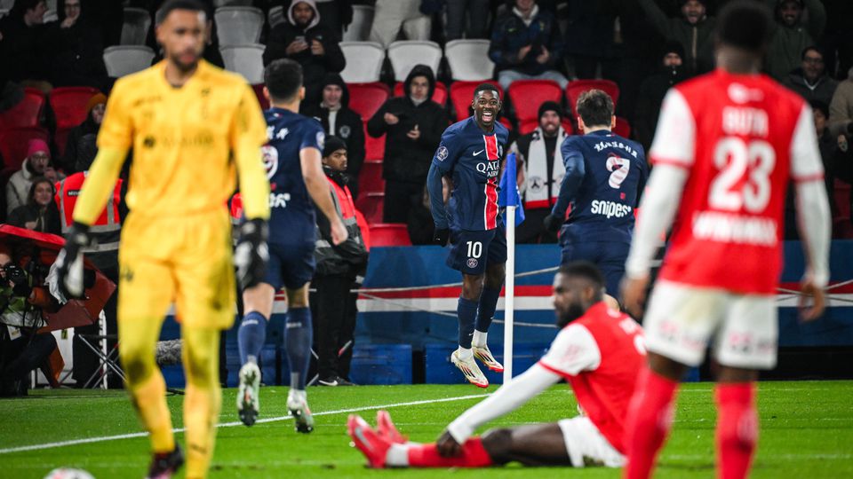 Dembélé festeja golo pelo PSG ao Stade Reims