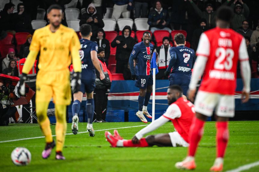 Dembélé festeja golo pelo PSG ao Stade Reims