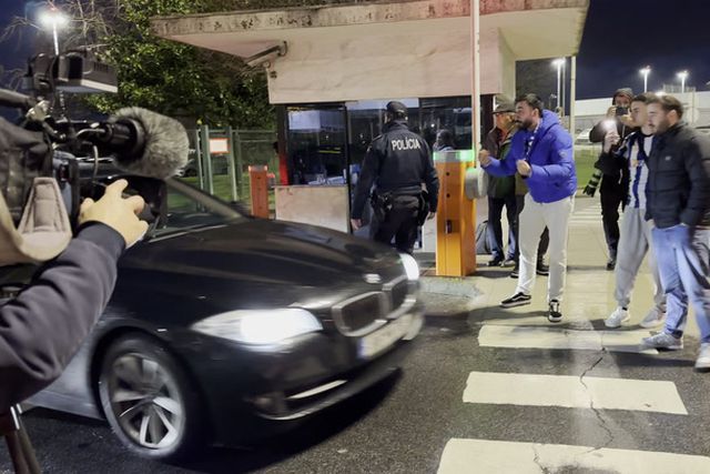 Martin Anselmi recebido com palavras de ânimo por adeptos no aeroporto