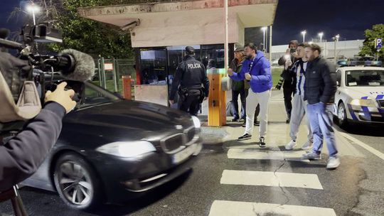 Martin Anselmi recebido com palavras de ânimo por adeptos no aeroporto