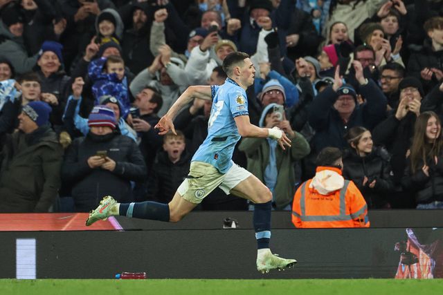 Phil Foden corre para deslizar no chão e festejar o golo marcado ao Chelsea