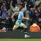 Phil Foden corre para deslizar no chão e festejar o golo marcado ao Chelsea