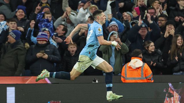 Phil Foden corre para deslizar no chão e festejar o golo marcado ao Chelsea