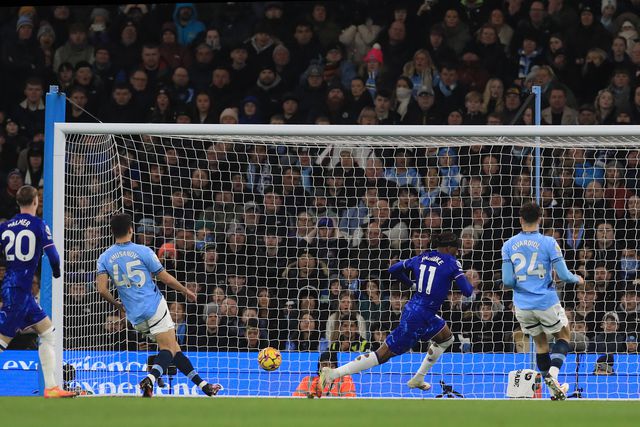 Noni Madueke marca pelo Chelsea frente ao Manchester City, com a baliza aberta
