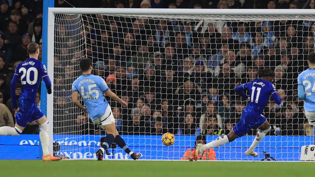 Noni Madueke marca pelo Chelsea frente ao Manchester City, com a baliza aberta